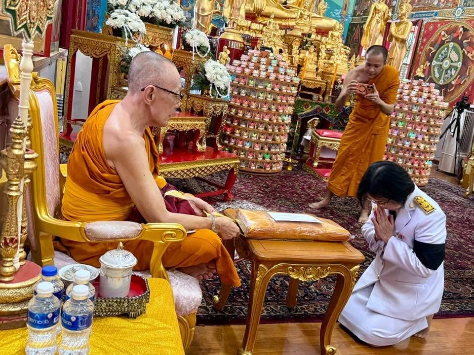 Venerable Seck Kong Hian receiving a Kathina offering