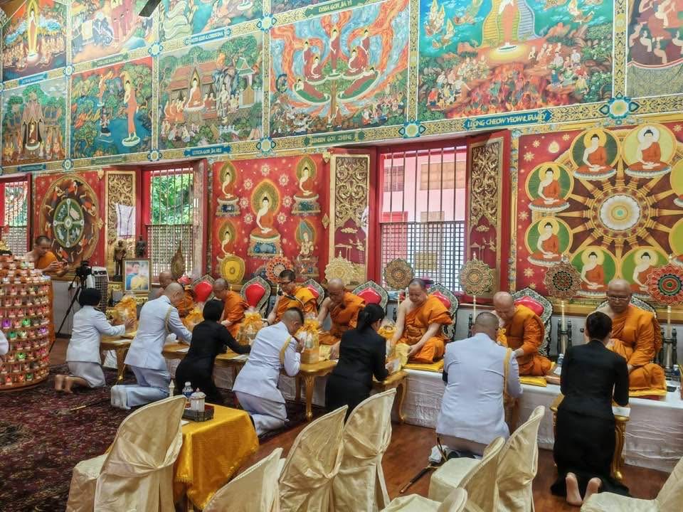 Wider Sangha Kathina offering scene